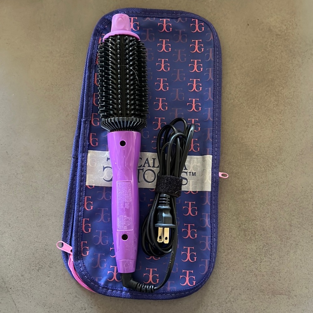 Calista tools styling heated brush. 1.5 inch barrel. Purple.